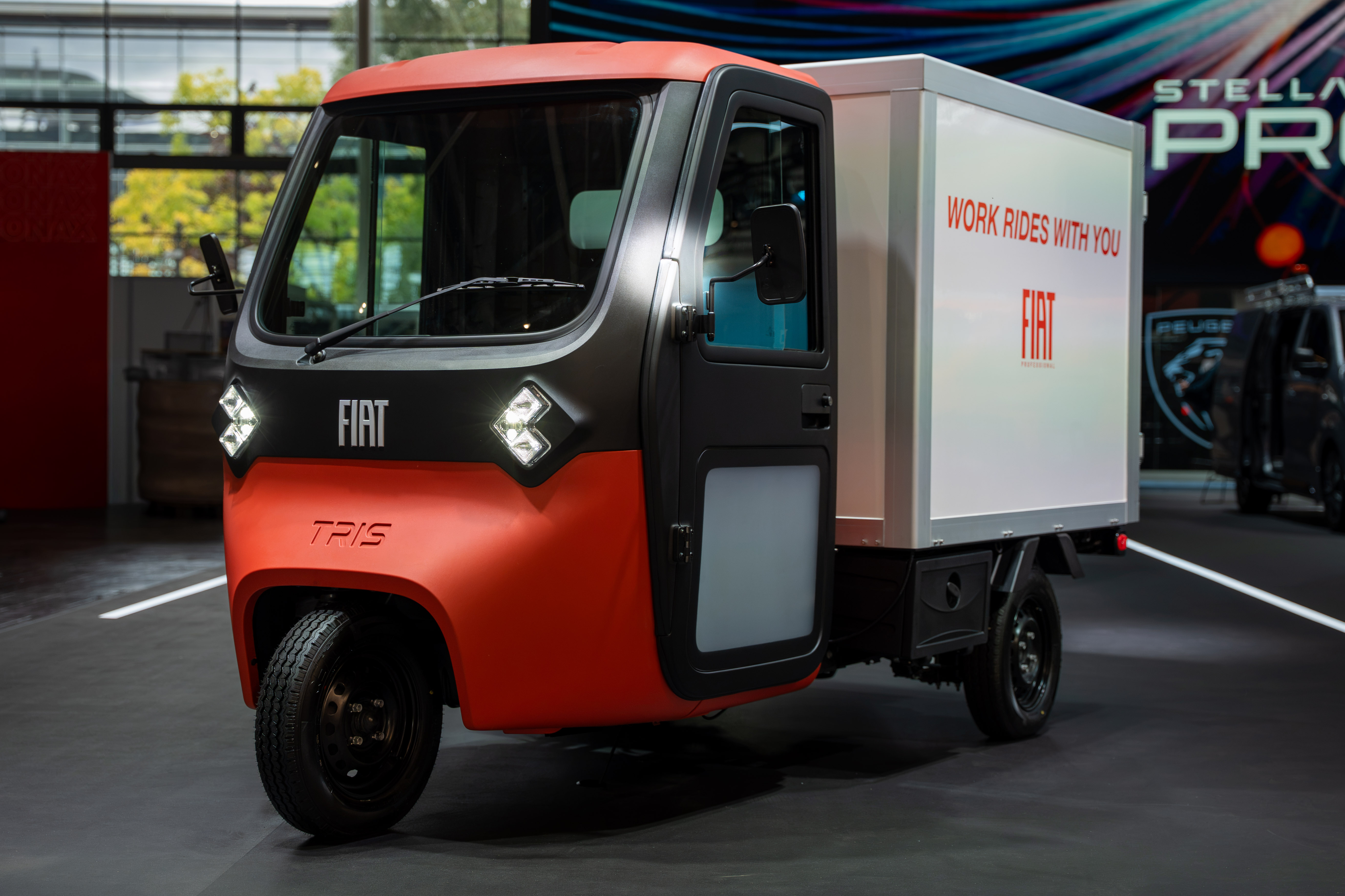 Der neue Elektrotransporter Tris auf dem Messestand. Foto: © Stellantis