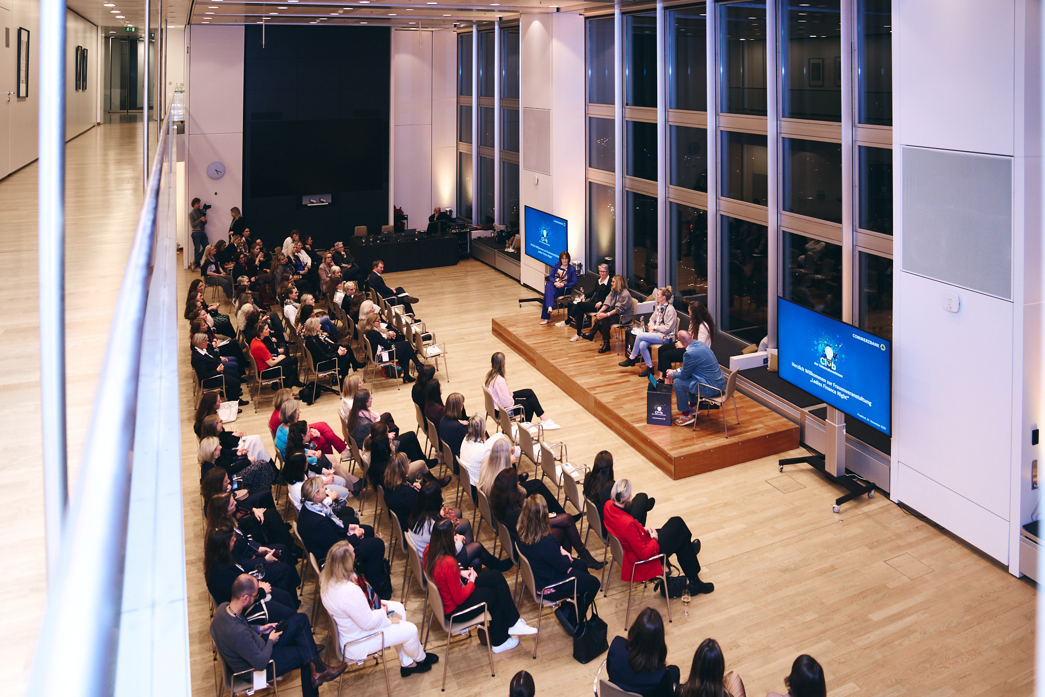Es gibt pers&ouml;nliche Treffen (hier die Ladies Finance Night), virtuelle Talks und Fachvortr&auml;ge. Foto: © Commerzbank AG