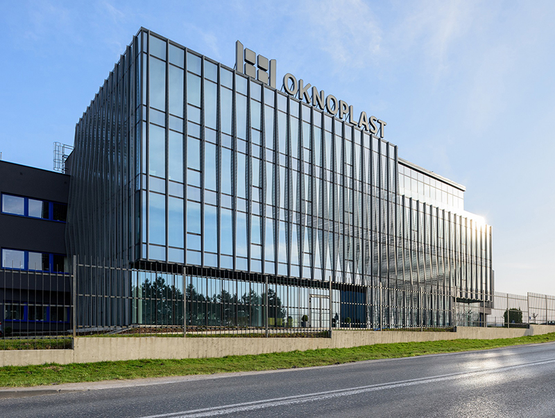 Oknoplast zeigt vollen Einsatz in der Corona-Krise für seine Fachhandelspartner. Unter anderem wendete sich das Familienunternehmen mit einem Livestream an seine deutschen Fachhändler. Foto: © Oknoplast