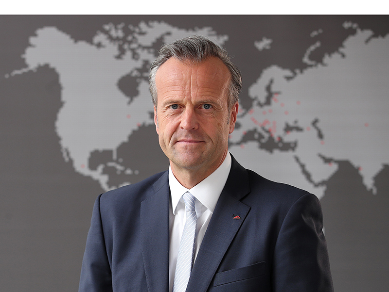 Durch die Bereitstellung von vielfältigen Komponenten aus einer Hand sowie durch deren optimale Abstimmung aufeinander wollen wir den größtmöglichen Nutzen für die Hersteller von Fenstern und Türen stiften, erklärt CEO Marcus Sander die Zielsetzung der Roto Frank Fenster- und Türtechnologie und ihrer Tochterunternehmen Deventer und Ultrafab, zwei Technologieführer im Bereich der Fenster- und Türdichtungen. Foto: © Roto Frank