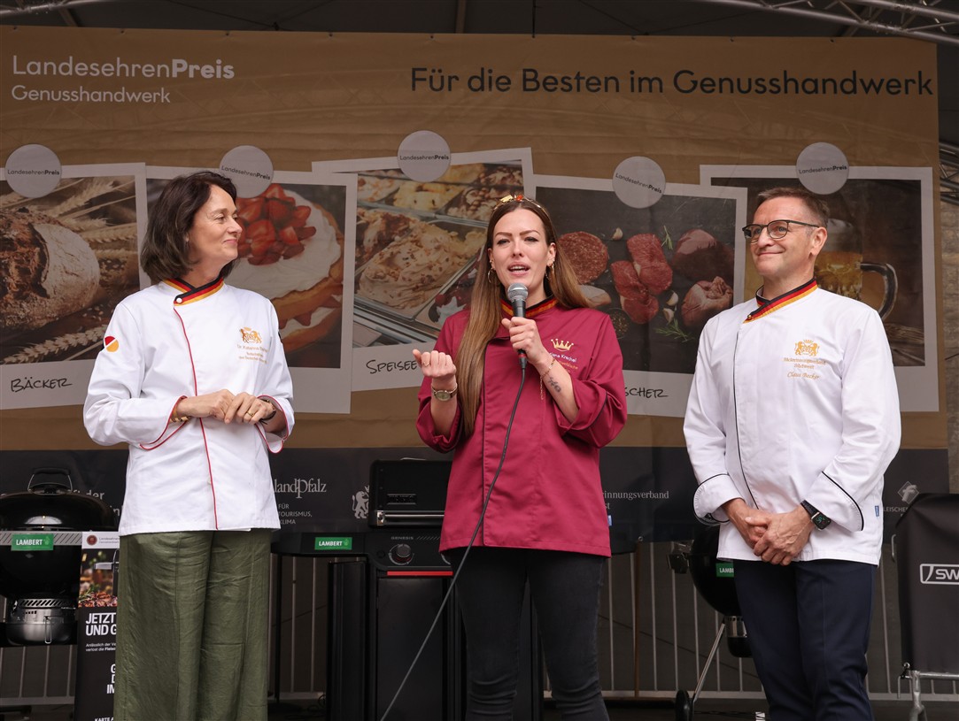 Brotbotschafterin Katarina Barley,Brotk&ouml;nigin Tatjana Krechel, Landesinnungsmeister Claus Becker (v. l.) Foto: © Alexander Sell