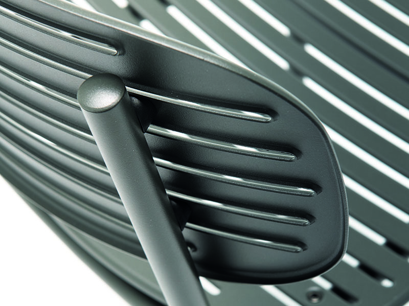 Dieses Modell besticht durch die breite Sitzfläche und Rückenlehne in Lamellenoptik. Foto: © Go In