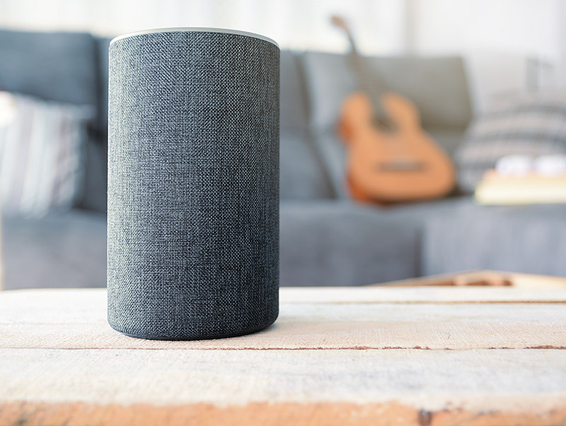 Zuvor definierte Szenarien lassen sich via Sprachsteuerung einfacher denn je aktivieren. Foto: © JuanCi Studio / Adobe Stock