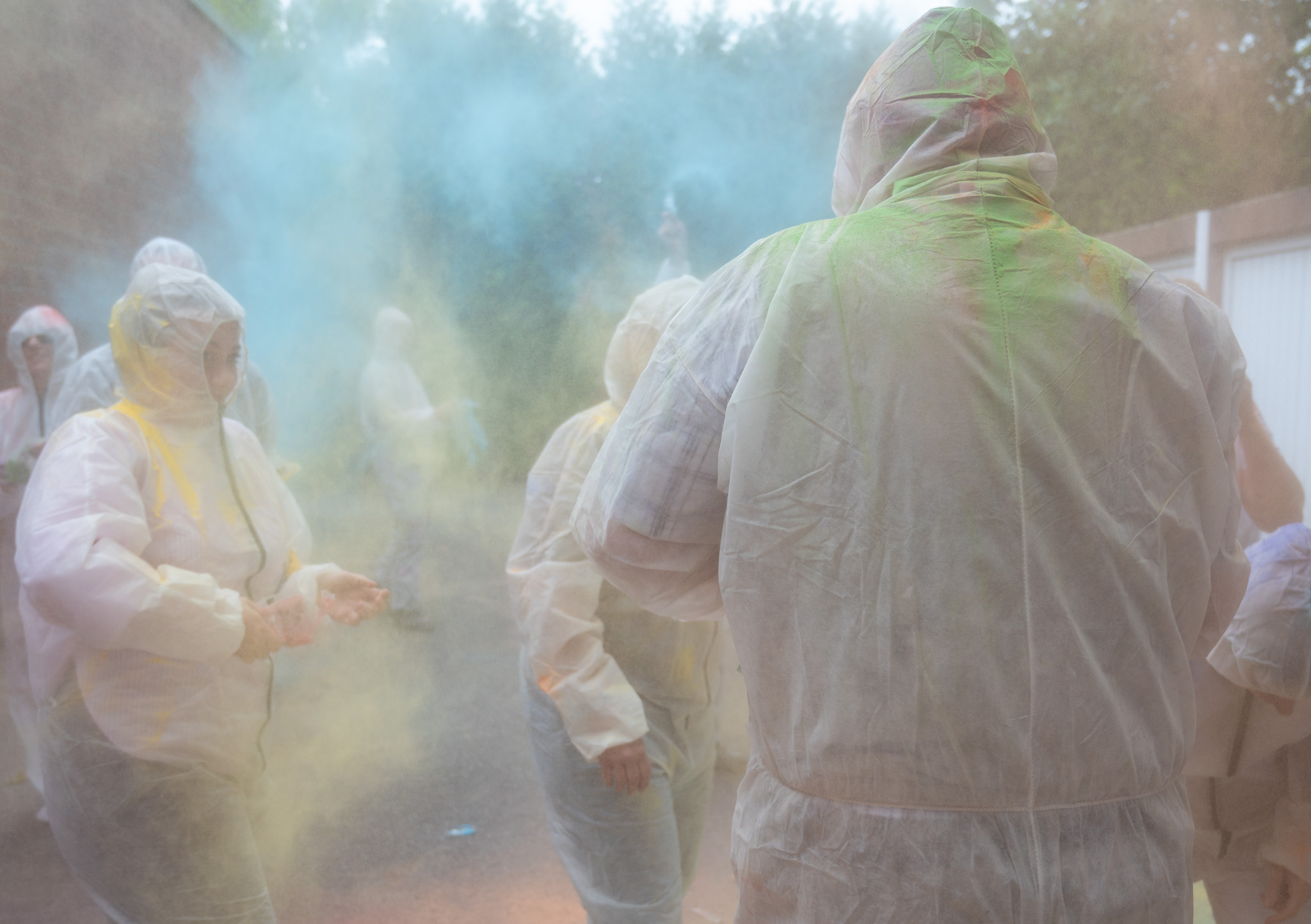 Farbe als Symbol f&uuml;r Aufbruch und Gemeinschaft: Beim ersten Holi-Festival der Innung feierten die frischgebackenen Gesellinnen und Gesellen gemeinsam mit Familien und G&auml;sten. Foto: © Kreishandwerkerschaft Bergisches Land/Felix Leng