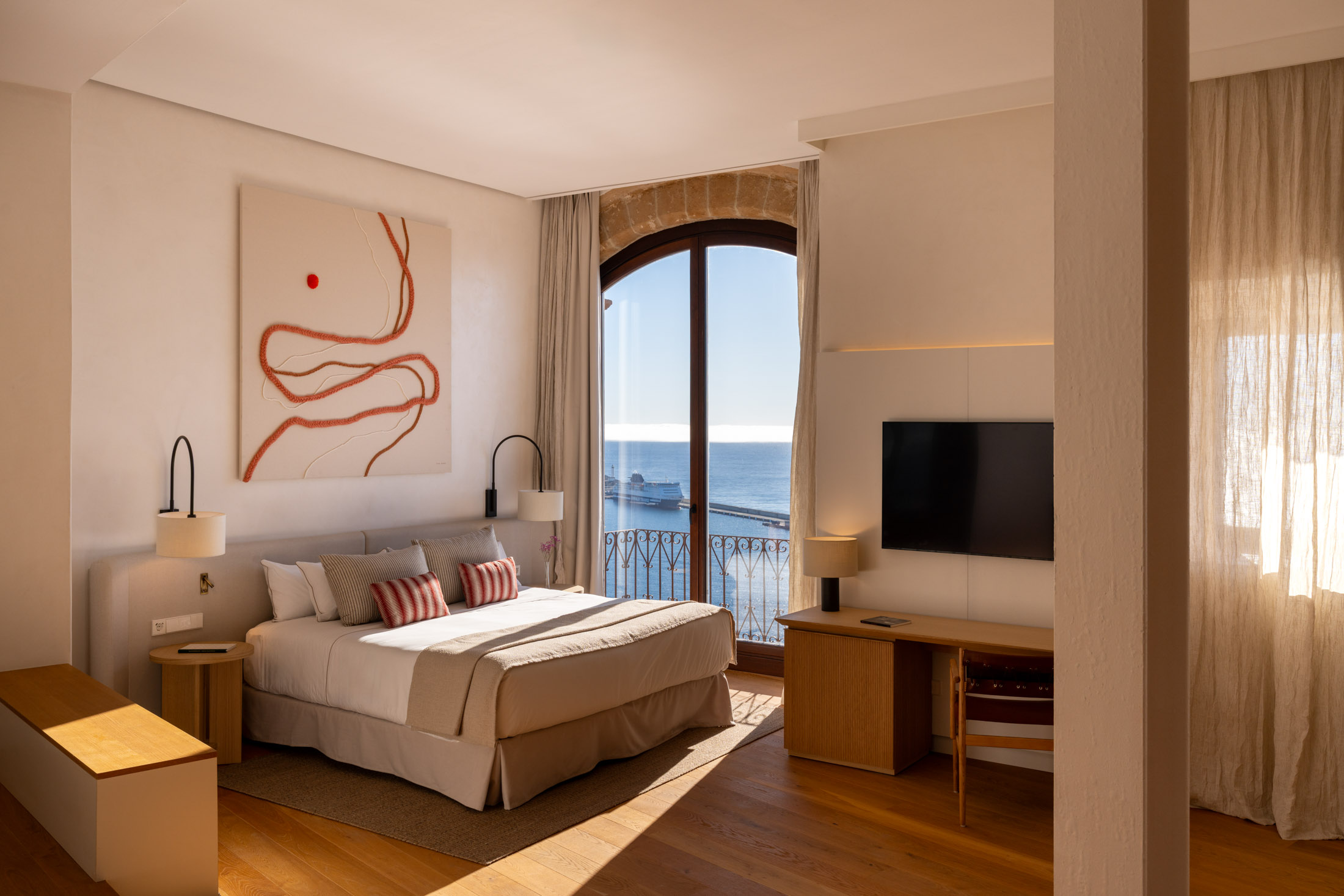 Junior Suite mit Textilkunst von Koral Antol&iacute;n. Foto: © Paradores