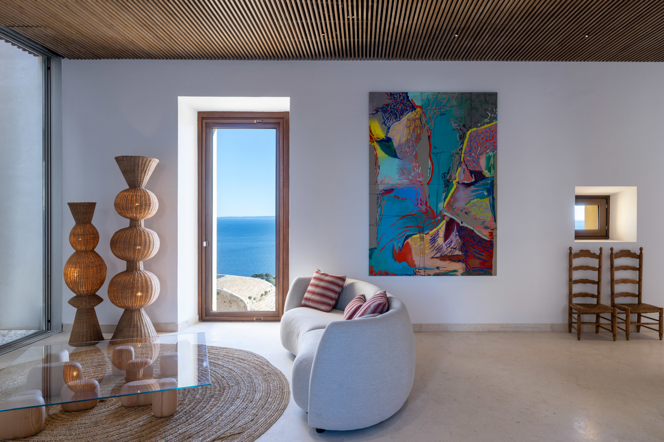 Kunst von Nuria Mora und der Blick aufs Meer. Foto: © Paradores