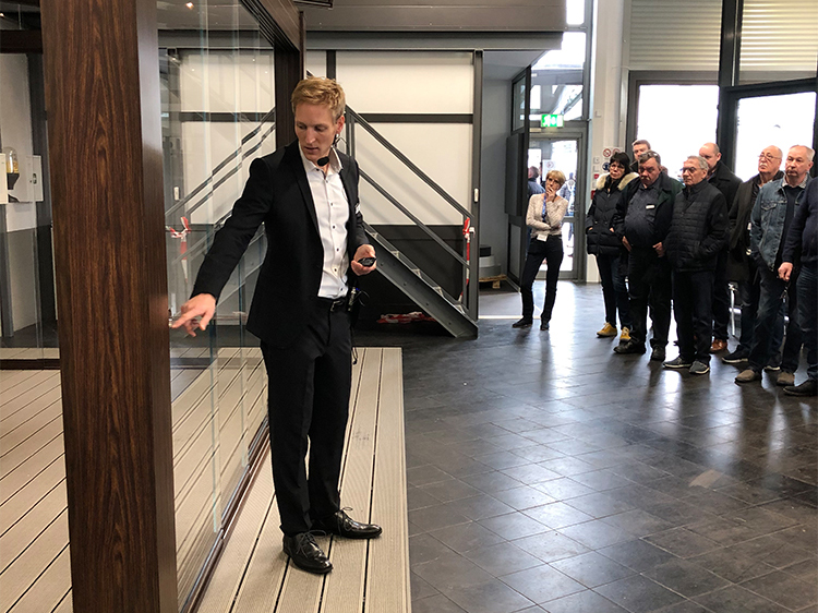 Produktmanager Malte Morgenroth erläuterte den Kunden die optimierte Verarbeitung des Terrassendachsystems. Foto: © heroal