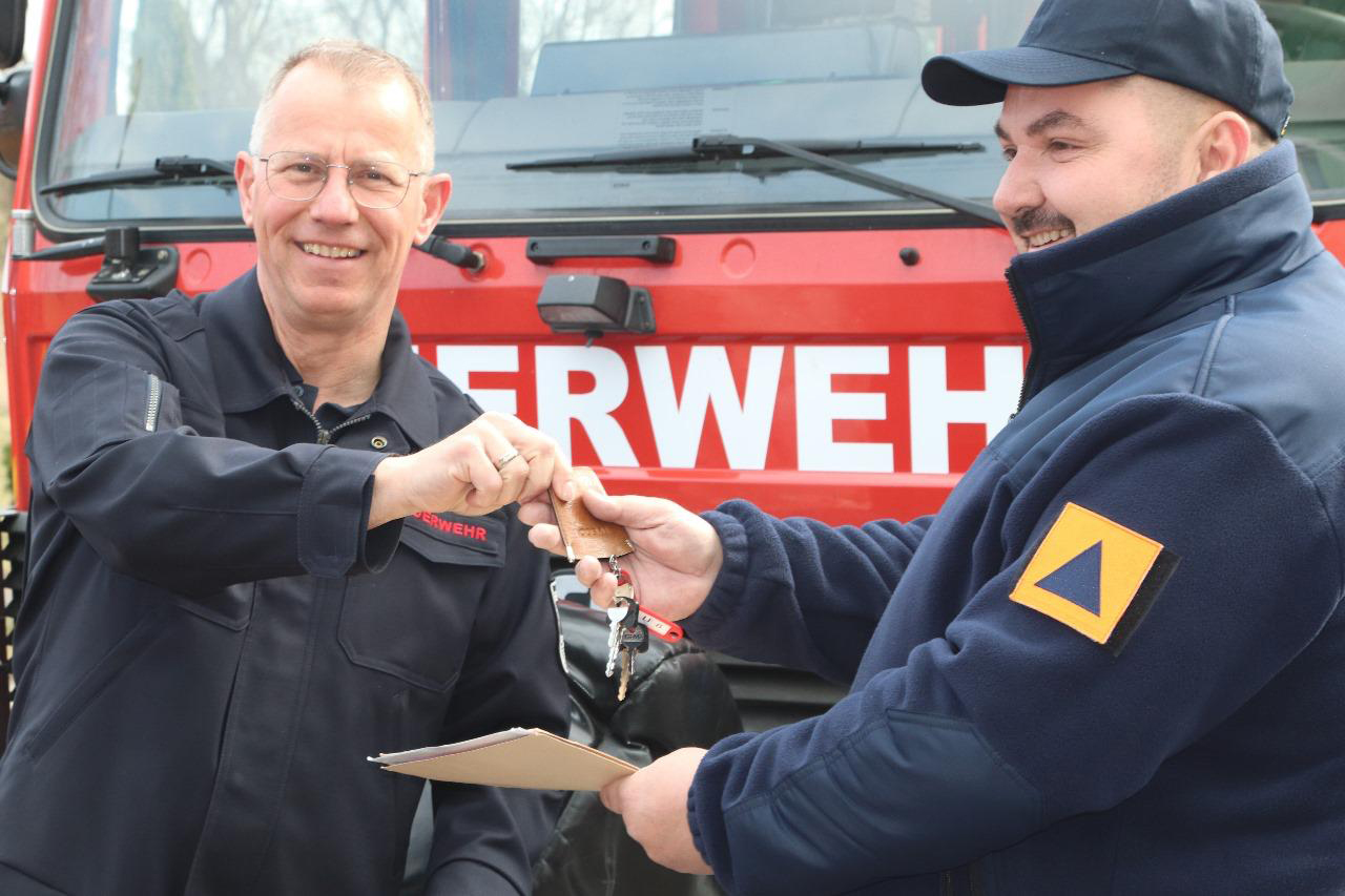 Als ehrenamtlicher L&ouml;schzugf&uuml;hrer der Freiwilligen Feuerwehr Borken &uuml;bergab Andreas Saure (links) die Schl&uuml;ssel f&uuml;r ein gespendetes Feuerwehrfahrzeug an einen Kollegen in der ukrainischen Region Lwiw. Foto: © privat