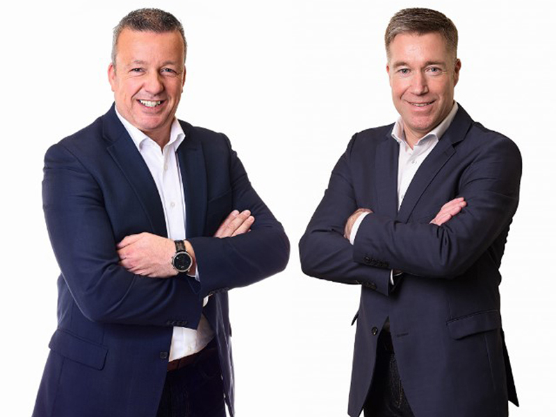 Die Unternehmensspitze von rubo Fenster, Geschäftsführer Ludger Lermer (li.) und Carsten Winkler, Geschäftsführer und Geschäftsführender Gesellschafter, optimieren ihre Produkte mit den barrierefreien Bodenschwellen von Alumat. Foto: © rubo Fenster