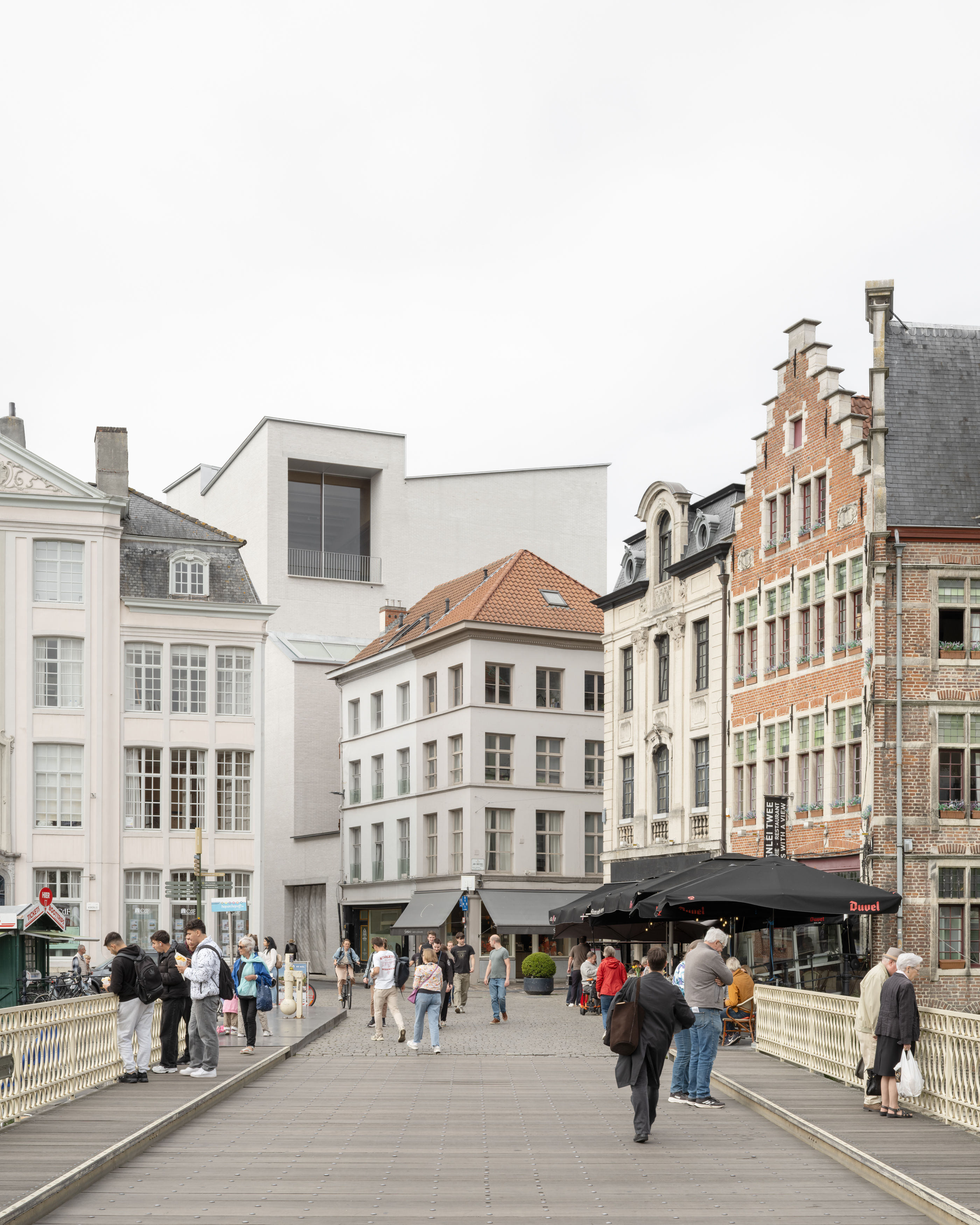 Das Design Museum Gent pflegt sich perfekt in das Stadtbild ein &ndash; und sticht dennoch hervor. Foto: © Johan Dehlin