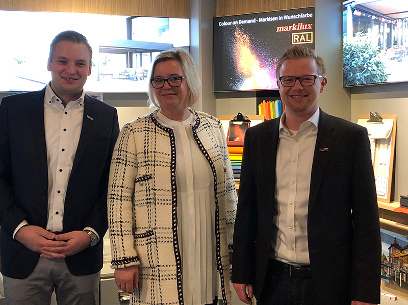 Dominik Tetenborg (Fachberater Region Nord), May Alexandra Bleier (Fachberaterin Region Süd) und Jan Kattenbeck (von links nach rechts) freuen sich über das Interesse von Architekten und Planern. Foto: © Markilux
