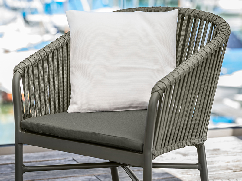 Die schwungvolle Lehne dieser stapelbaren Stuhl-Serie besteht aus natürlich wirkender Rope-Bespannung. Foto: © Vega