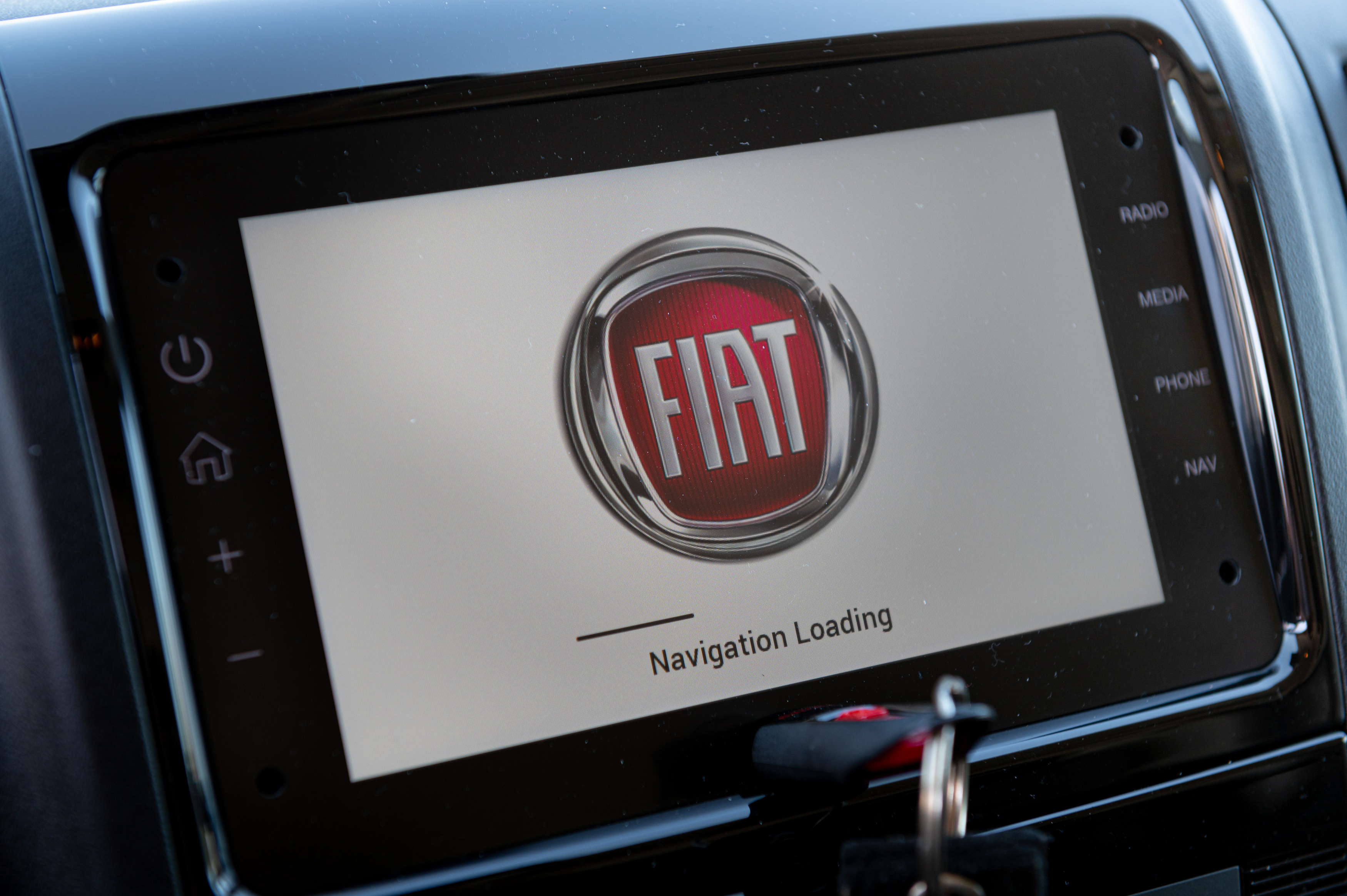 Moderne Technik im Cockpit des Fiat Ducato mit integrierter Navigation. Foto: © Martin Bärtges