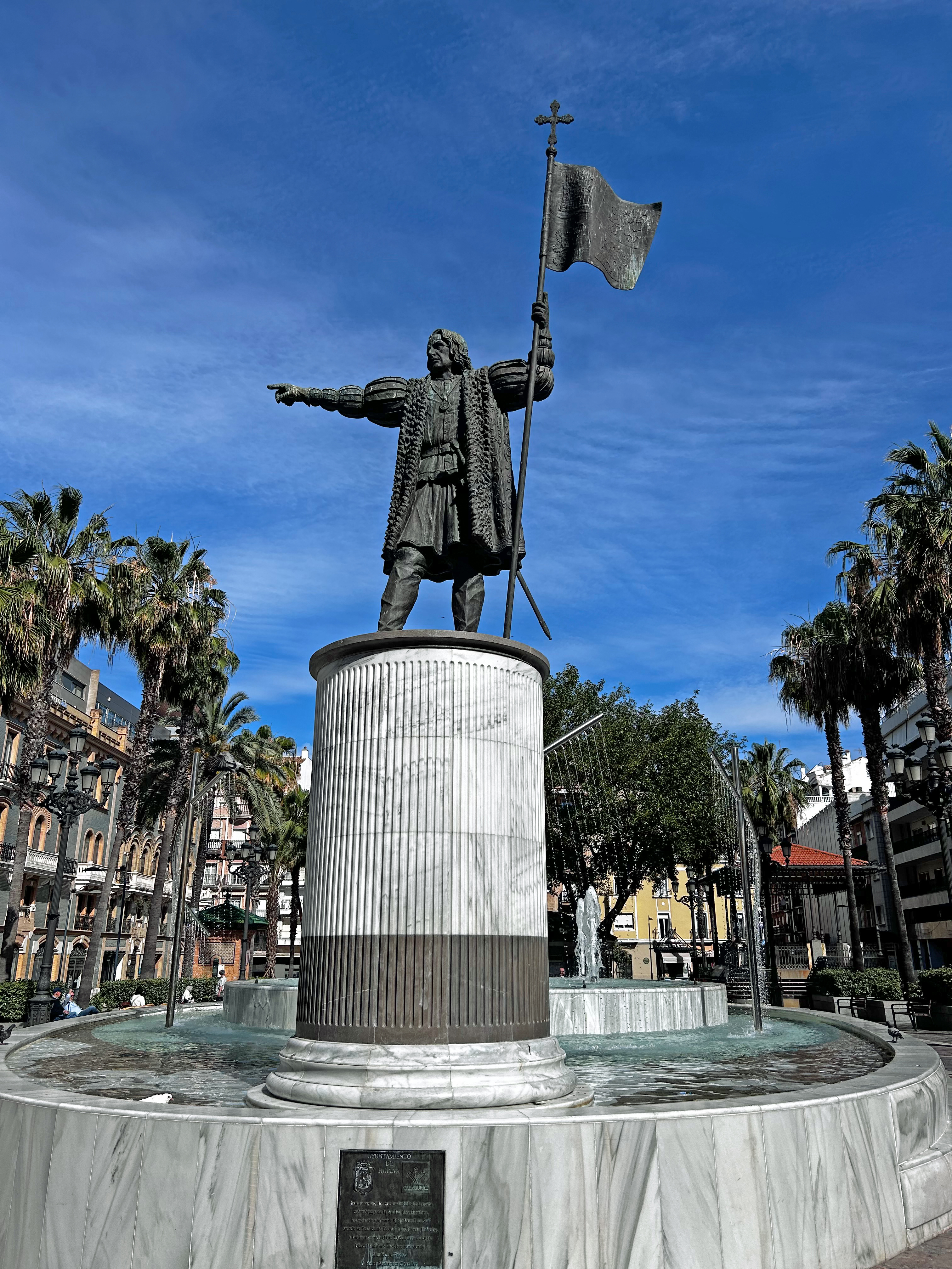 An der Plaza de las Monjas in Huleva deutet die Statue von Christoph Columbus Richtung Atlantik. Foto: © DHB