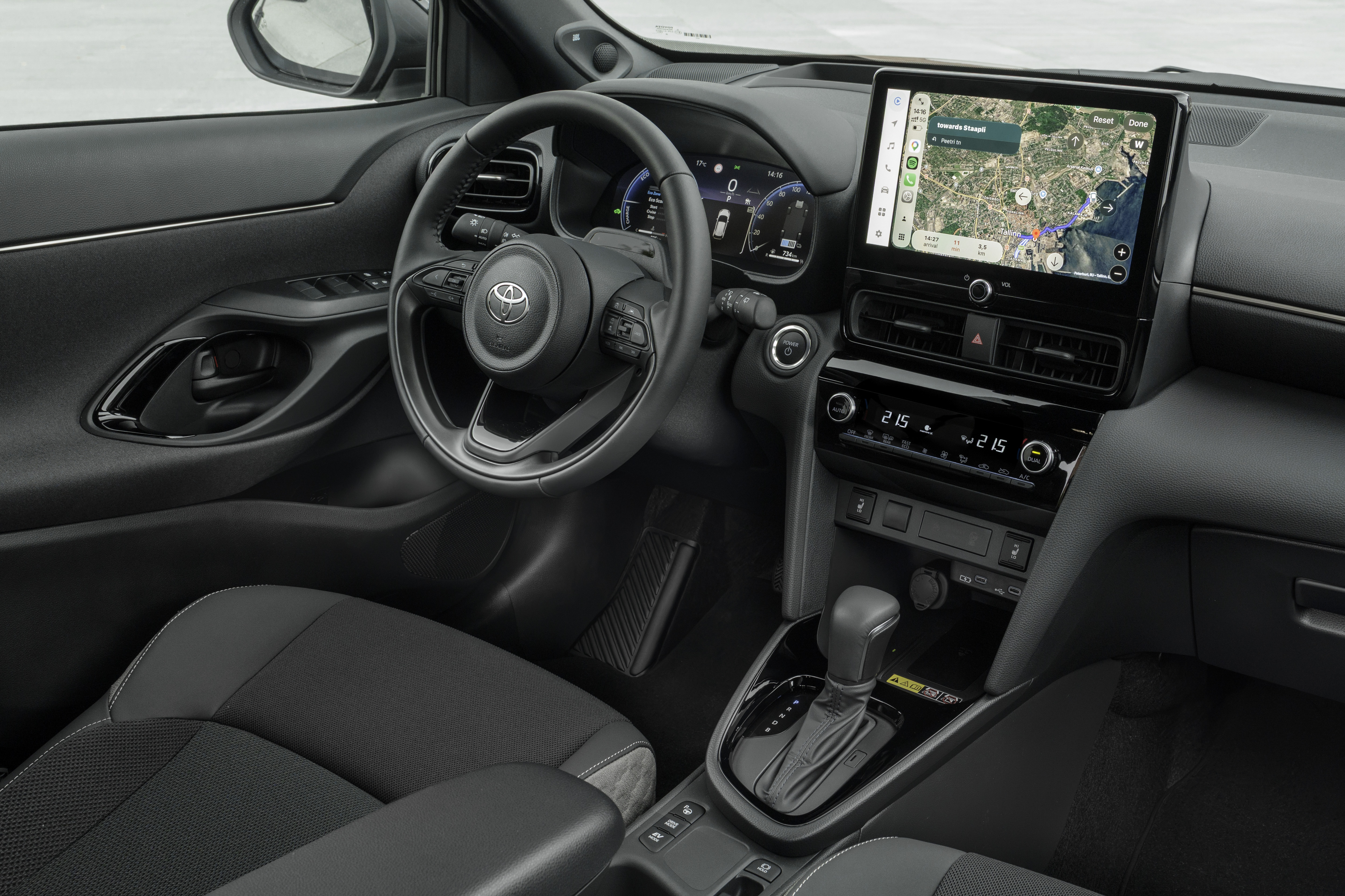 Die Bedienung ist einfach. Au&szlig;erdem stehen noch gen&uuml;gend physische Tasten zur Verf&uuml;gung. Foto: © Toyota
