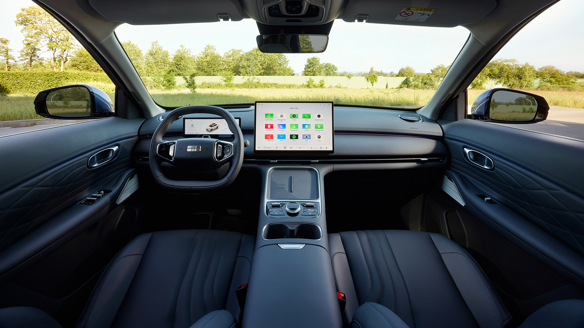 Zwei Monitore liefern im Cockpit alle Informationen. Foto: © Geely