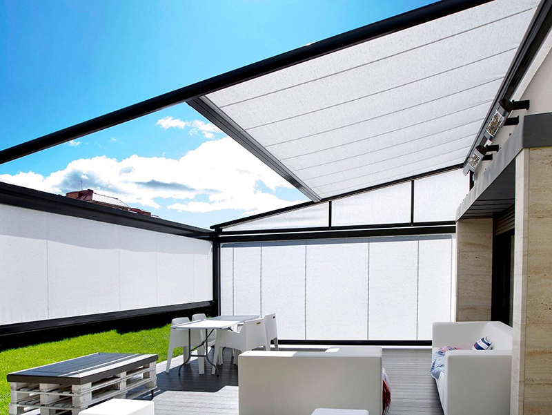 Mit Vertikal- und Seitenmarkisen oder tuchbespannten Seitenelementen lässt sich das Pergola Modell zu einem gemütlichen Raum im Freien verwandeln. Foto: © Markilux