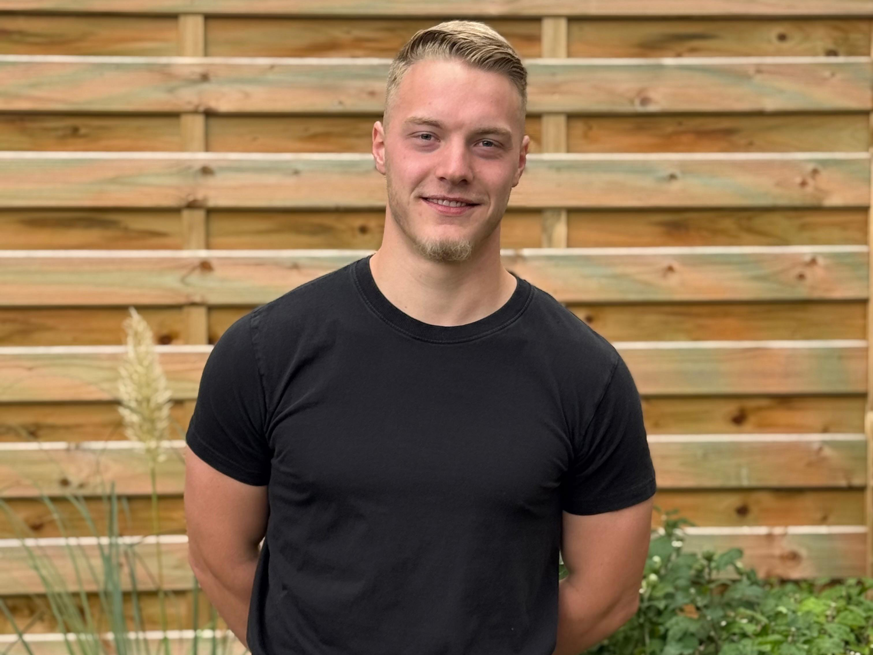 Ren&eacute; Binger hat seine Ausbildung im SHK-Handwerk verk&uuml;rzt abgeschlossen und h&auml;ngt nun eine zweite im Elektrohandwerk an. Foto: © Christiane Potthoff / WortWerkstatt26