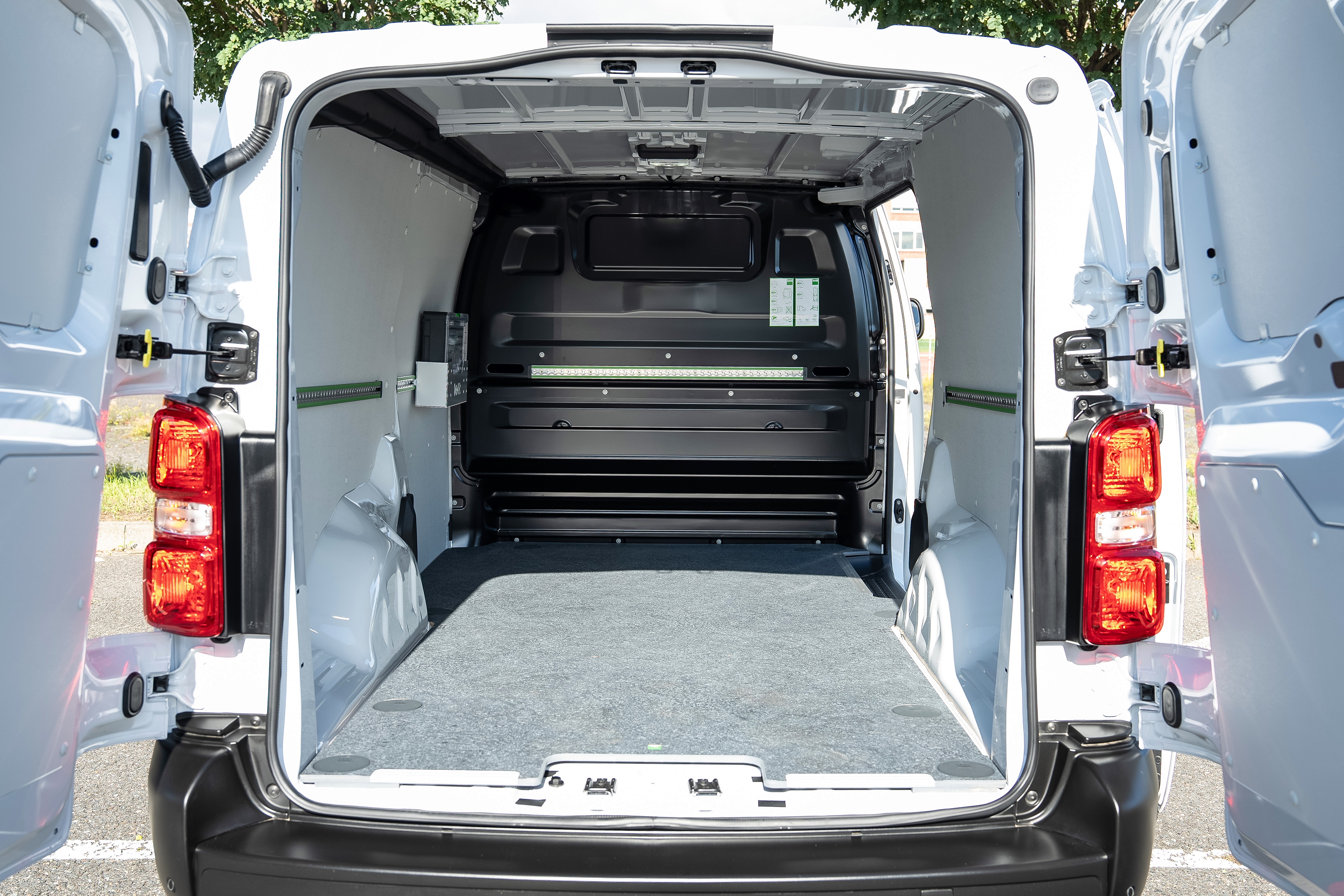 Das kompakte Nutzfahrzeug verf&uuml;gt &uuml;ber ein Ladevolumen von bis zu 6,6 Kubikmetern. Foto: © Peugeot