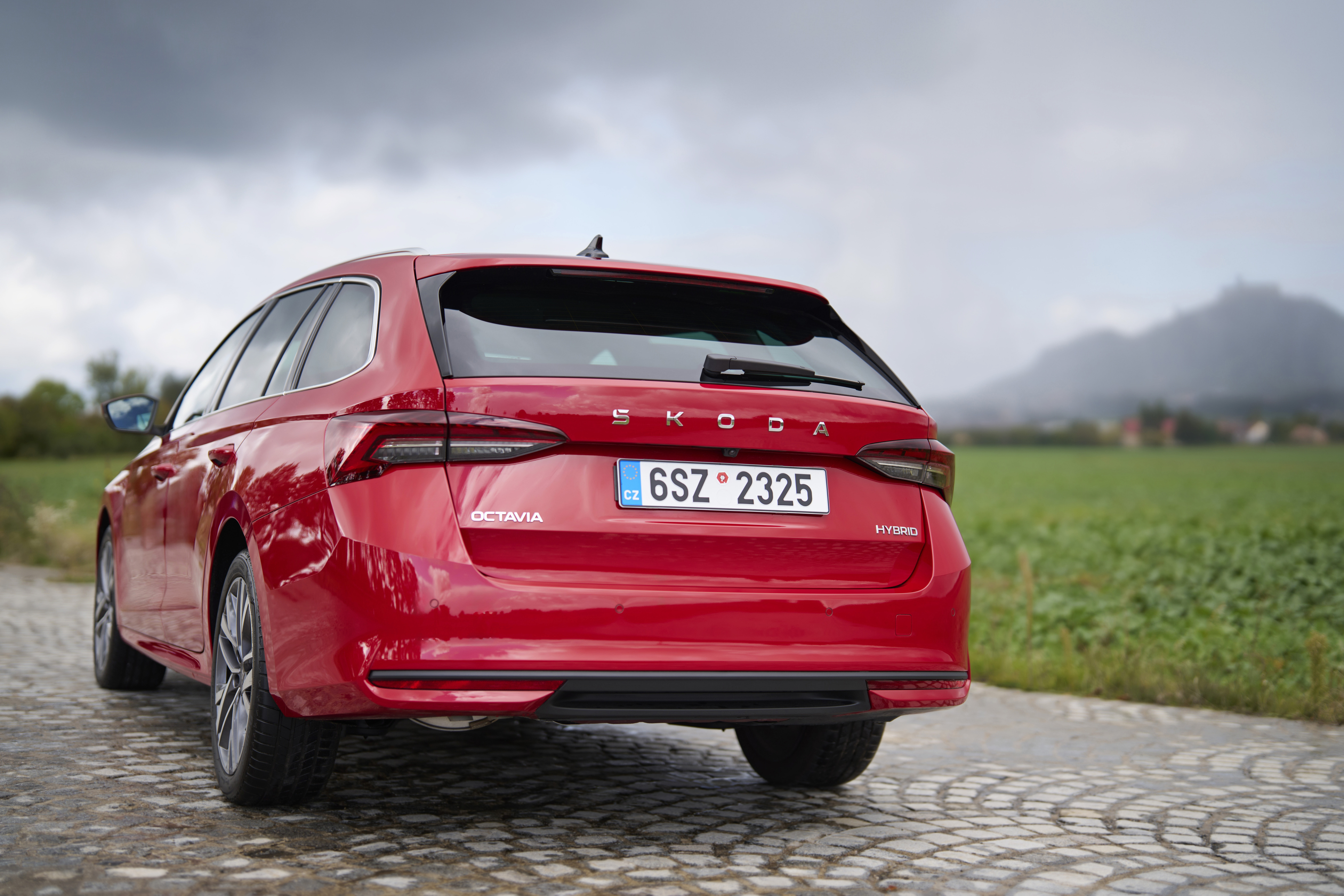 Die Modelle Octavia und Octavia Combi sind erstmals als Vollhybrid lieferbar. Foto: © Skoda