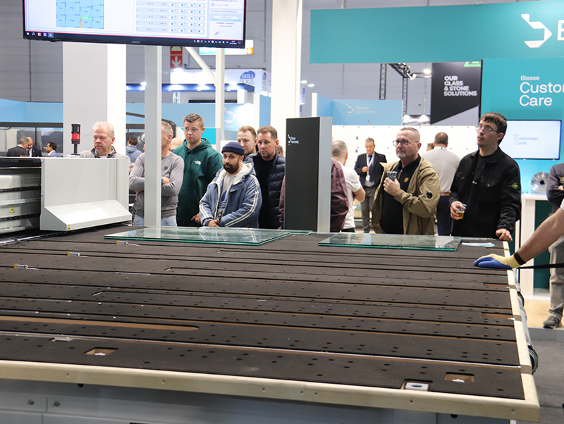 Leistungsstarke Glasbearbeitungmaschinen stie&szlig;en auf auf der glasstec 2026 wieder auf gro&szlig;es Interesse bei den Fachbesuchern. Foto: © Vössing