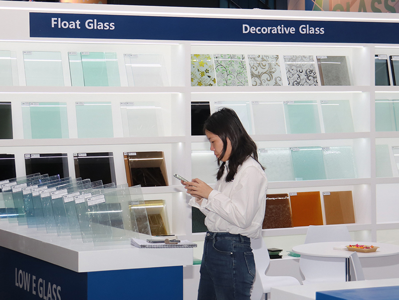 Glasveredler pr&auml;sentierten in D&uuml;sseldorf Bauglasvarianten in vielf&auml;ltigen Ausf&uuml;hrungen. Foto: © Vössing