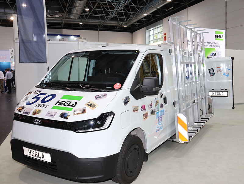 Neue Transport- und Montagel&ouml;sungen: Hegla Fahrzeugbau stellte auf glasstec 2026 erstmals einen voll ausgestatteten E-Transporter von Ford vor. Foto: © Vössing