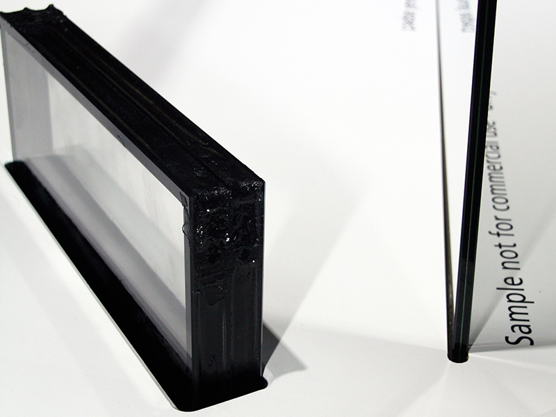 Das auf der Sonderschau glass technology live während der glasstec 2018 aufgenommene Bild zeigt sehr gut das Dickenverhältnis von klassischem Dreifach-Isolierglas (li.) und dem Vakuum-Isolierglas Finio von AGC Interpane. Foto: © Vössing