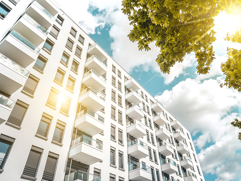 Die Sonnenschutzanlagen im Geschosswohnungsbau sind optimal gesichert. Foto: © Somfy
