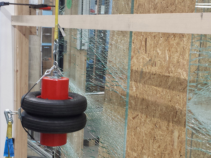 Das Unternehmen überprüft regelmäßig die Glas-Stabilität um sicher zu stellen, dass es nicht zersplittert. Foto: © Solarlux