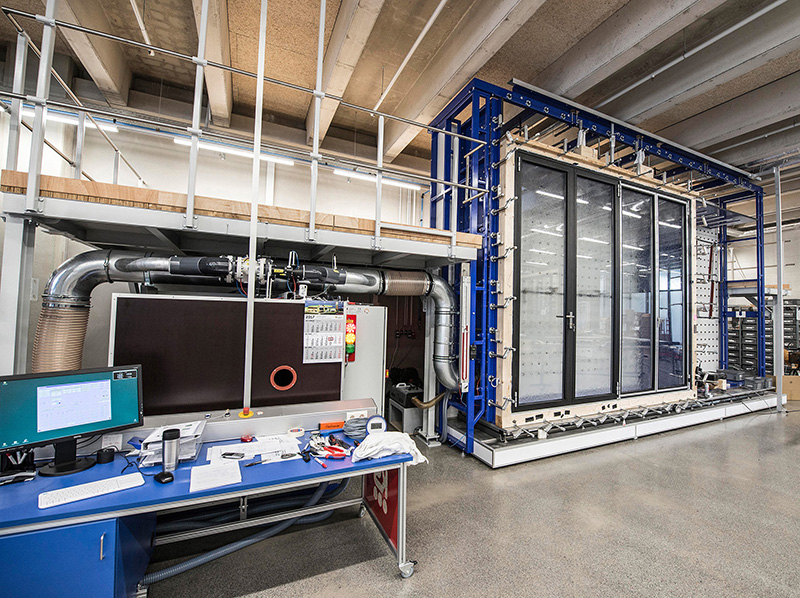 An dem Prüfstand kommt kein Produkt vorbei: Elemente bis zu 6 mal 4 Metern werden tagtäglich getestet. Foto: © Solarlux