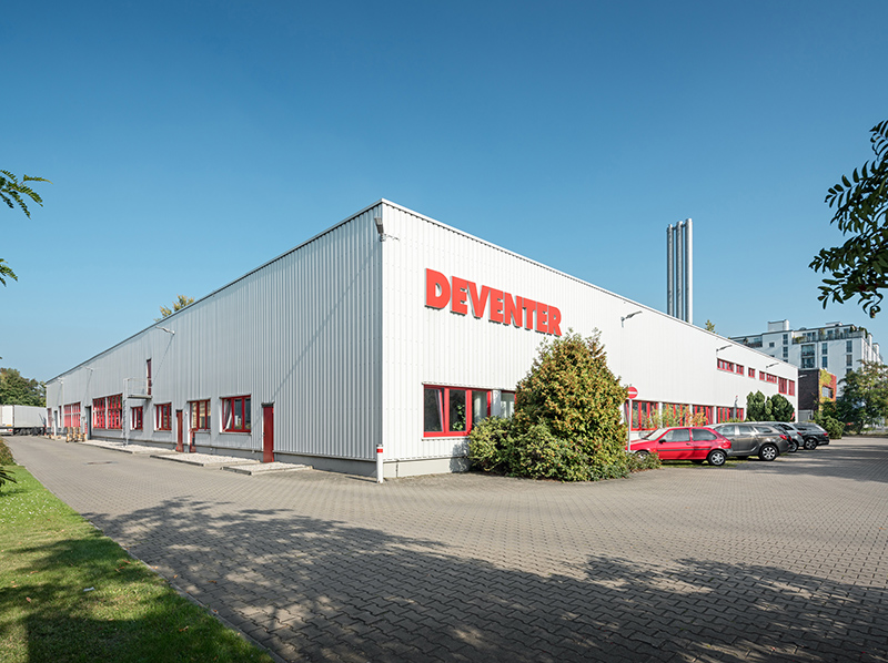 Künftig soll der Systemverbund Beschlag und Dichtung beim Dichtprofil-Spezialisten Deventer noch stärker fokussiert werden. Das Foto zeigt den deutschen Stammsitz. Foto: © Roto Frank
