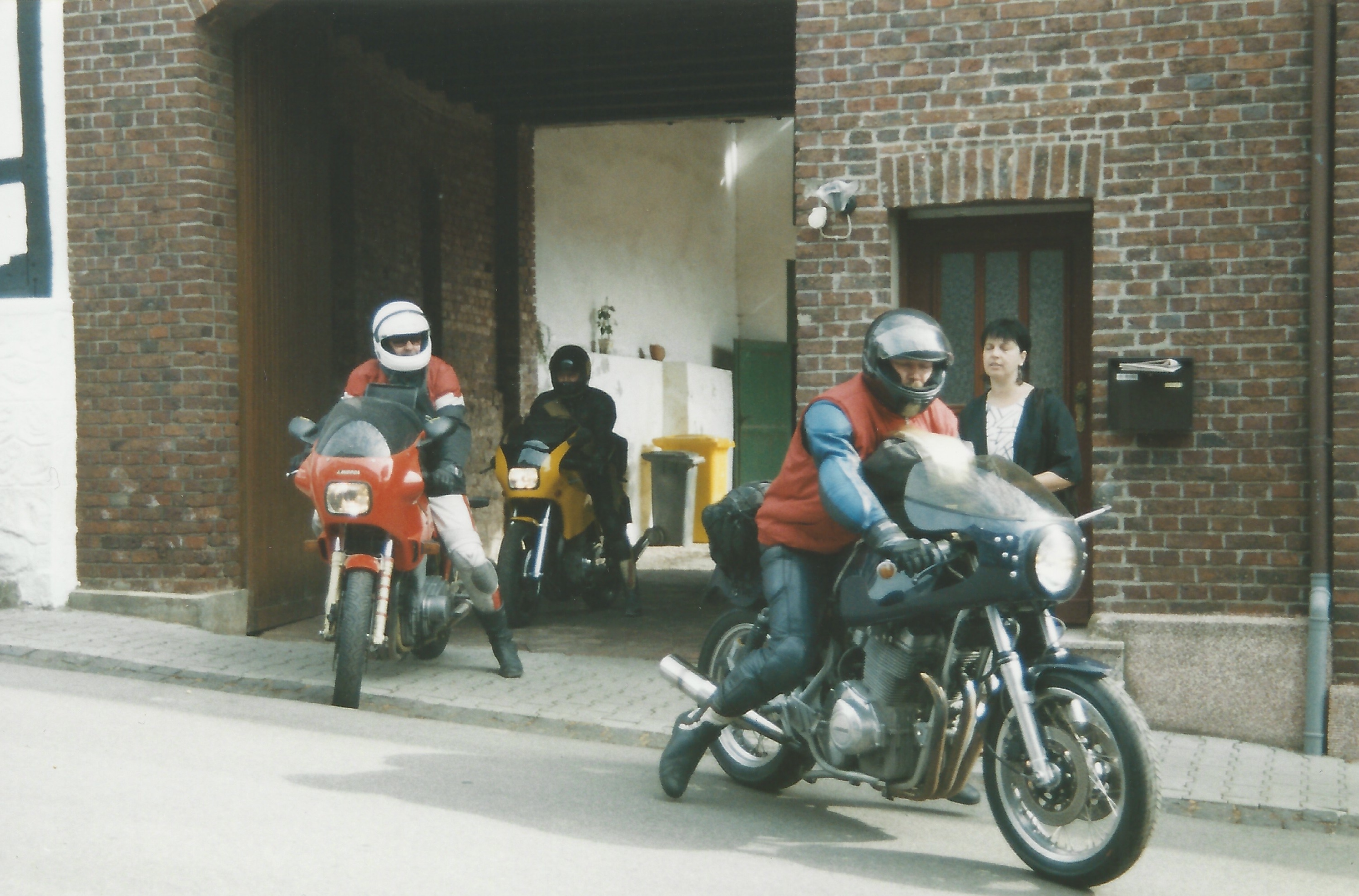 Eine der vielen Abfahrten aus Dom Esch: Roger Viehl (r.) und Peter Piet Herrmann auf der gelben Laverda im Hintergrund. Foto: © Roger Viehl