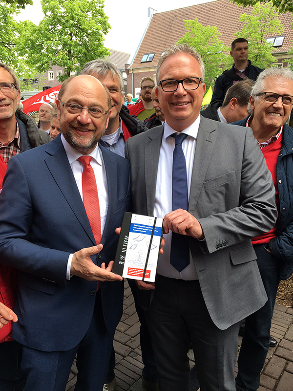 KH-Hauptgeschäftsführer Frank Tischner überreicht den Erklärfilm von zu viel Bürokratie SPD-Kanzlerkandidat Martin Schulz (v.r.) Foto: © KH Steinfurt