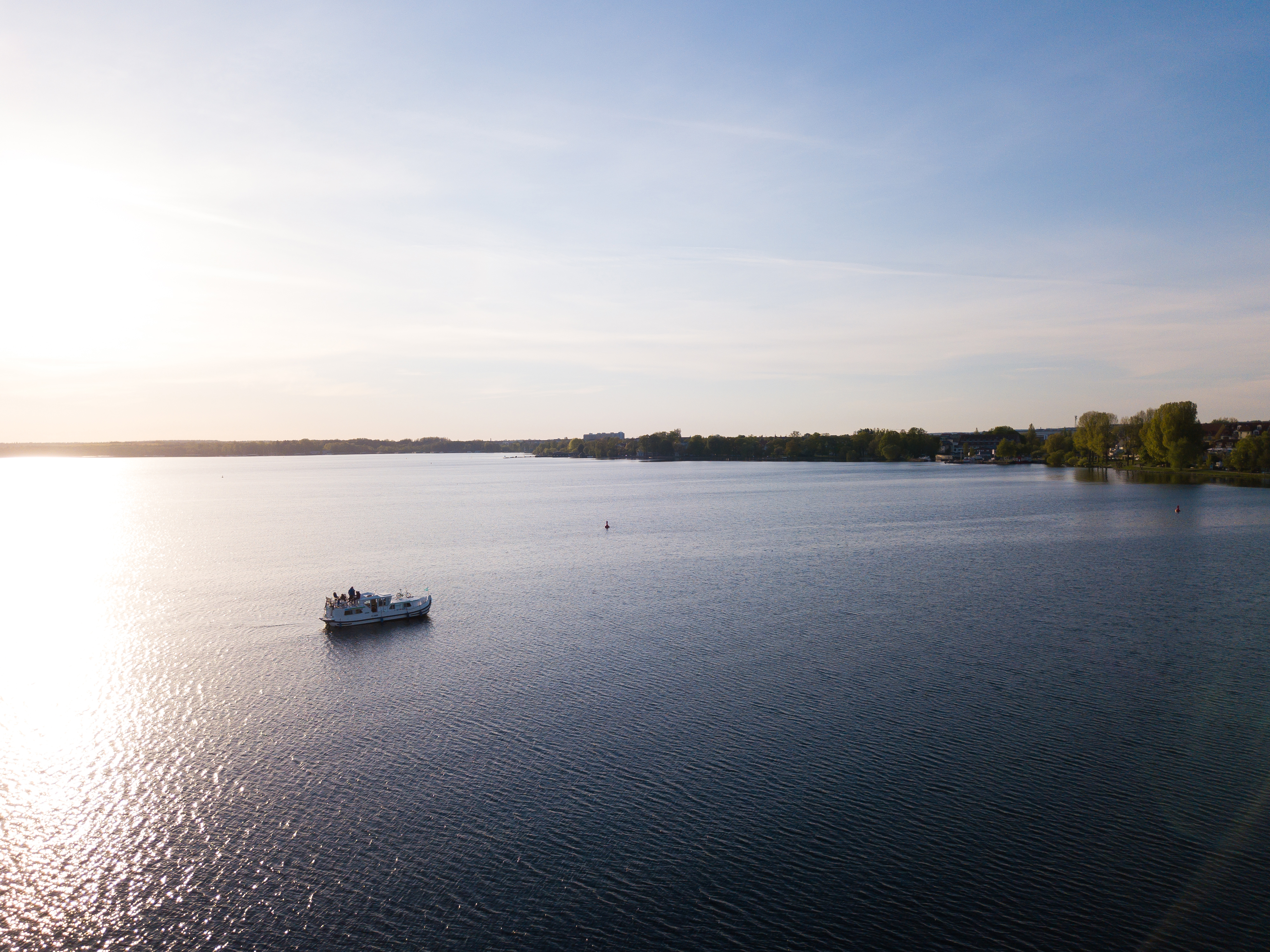 Bei einer Fahrt über die Seenplatte ist es wichtig, auf der gekennzeichneten Fahrrinne zu bleiben. Foto: © Locaboat