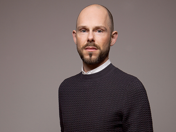 Der bekannte Textildesigner Pascal Walter entwickelte exklusiv für Hunter Douglas die neue Super Natural Collection. Foto: © Duette