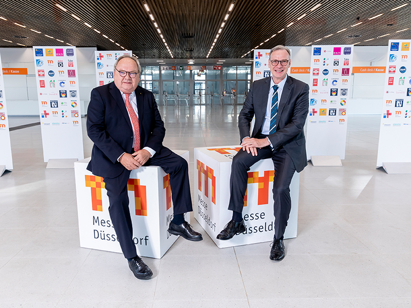 Wolfram N. Diener (rechts) hat am 1. Juli 2020 die Nachfolge von Werner M. Dornscheidt als Messechef angetreten. Foto: © Messe Düsseldorf / Andreas Wiese
