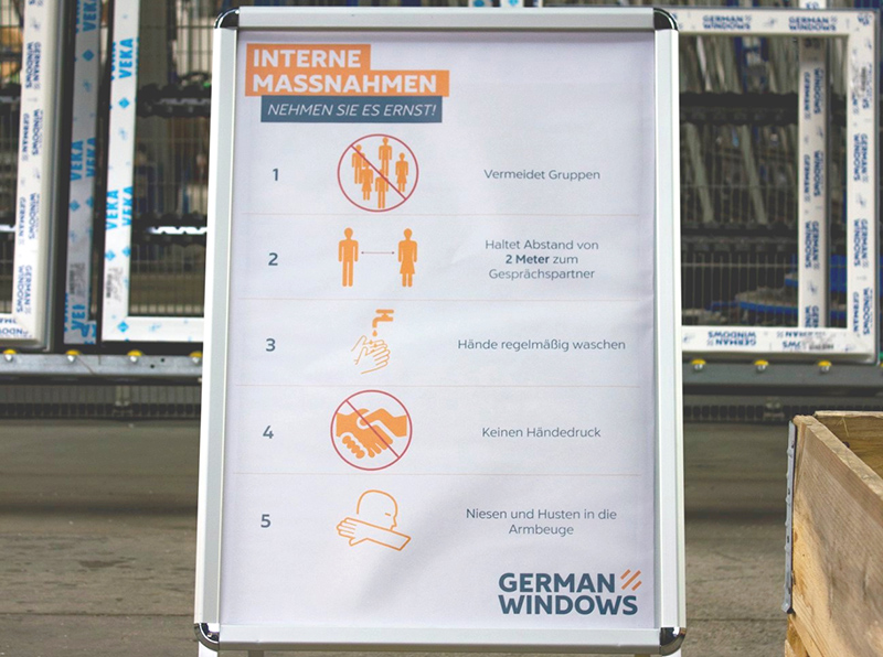 Verhaltenstipps gegen Corona: Aufsteller in den Fluren und der Produktion von German Windows (Südlohn-Oeding) erinnern die Mitarbeiter täglich daran, was die Abstands- und Hygieneregeln umfassen. Foto: © GW German Windows, Südlohn-Oeding