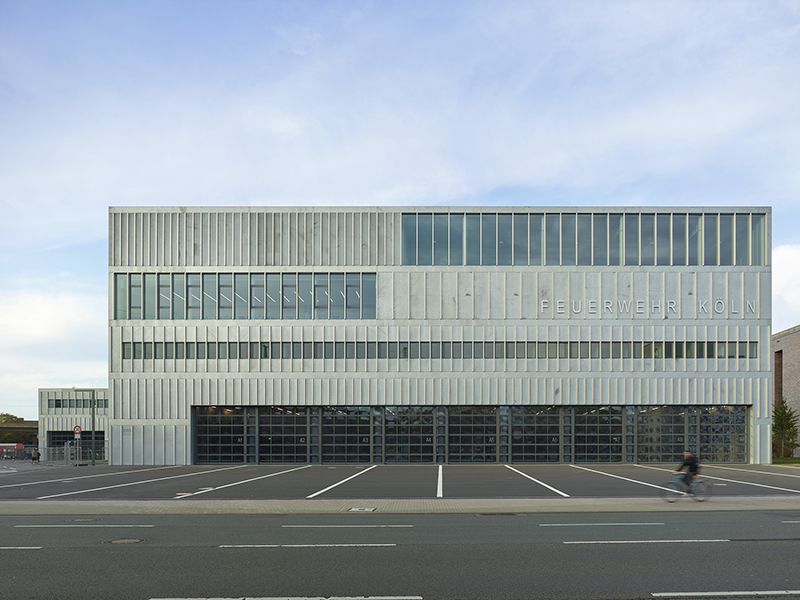 Projekt: Feuerwehrzentrum Köln. Architektur: Knoche Architekten BDA. Foto: © Roland Halbe