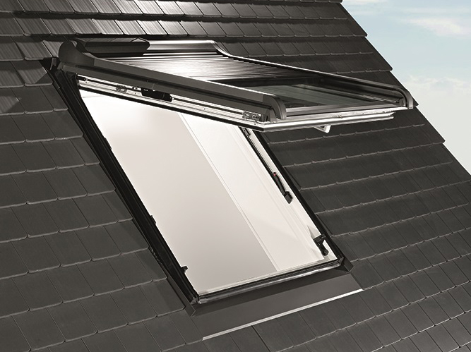 Vor starker Sonneneinstrahlung und damit einhergehender Hitze unter dem Dach bewahrt die Außenausstattung. Foto: © Roto