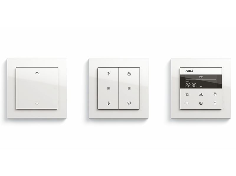 Das Sortiment Jalousiesteuerung umfasst drei Bedienaufsätze: Standard und Memory sowie die Jalousieuhr mit Display. Foto: © Gira