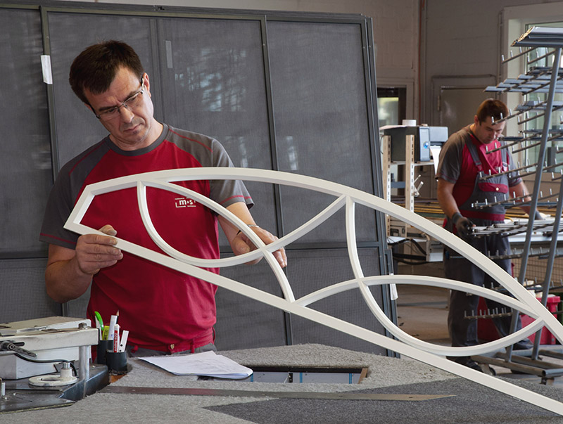 Sonderanfertigungen von Sprossenelementen und Fliegengittern sind für das Unternehmen tägliches Geschäft. Foto: © M & S