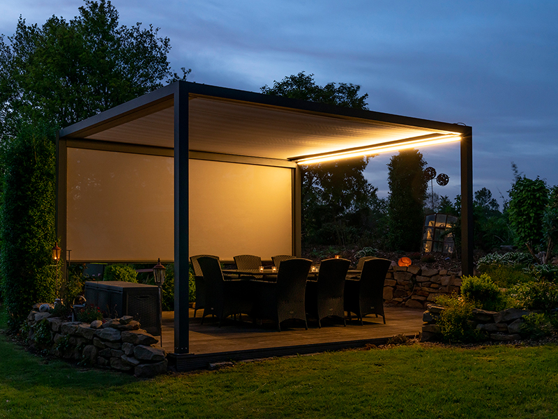 In den Abendstunden sorgt ein optionales LED-Profil für angenehmes Licht. Foto: © Nova Hüppe