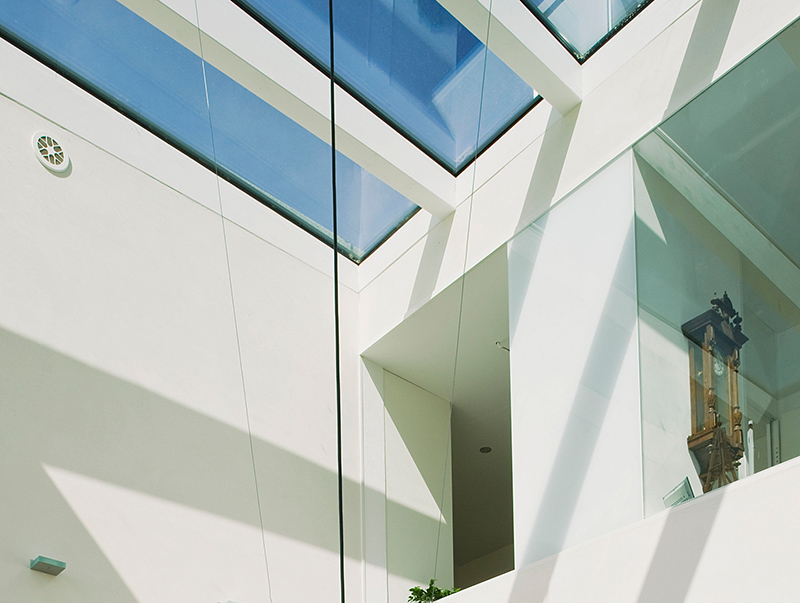 Beim Hausbau oder bei der Modernisierung des Eigenheimes oder Firmengebäudes mit eingeplant, verschaffen größere Glasflächen jede Menge positive Effekte. Foto: © BF/Semcoglas