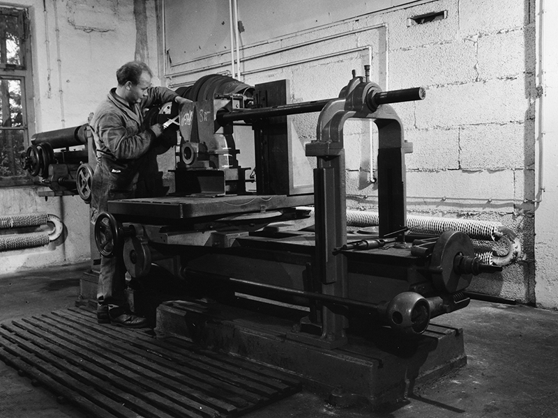 Ein Arbeiter bearbeitet in der NUNN-Werkstatt ein Getriebegehäuse. Das Foto ist aus dem Jahr 1963. Foto: © Nunn