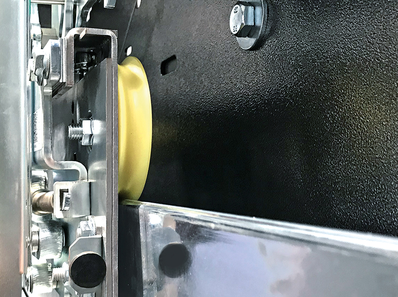 Laufrollen mit 90 mm Durchmesser und Gegendruckrollen mit Bund sollen für einen ruhigen Türlauf, weniger Verschleiß und mehr Sicherheit sorgen. Foto: © Meiller Aufzugtüren