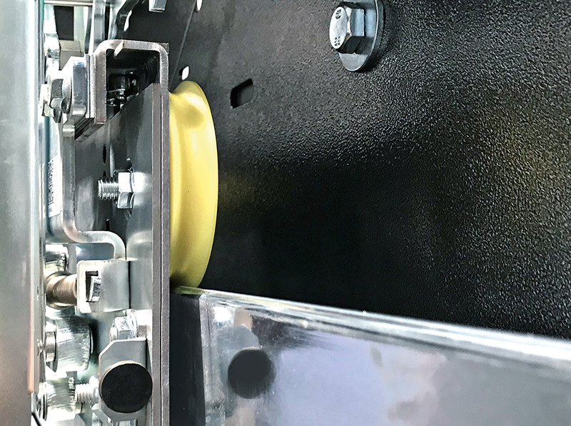90 mm diameter rollers and flanged kicking rollers are intended to ensure smooth door running, less wear and more safety. Photo: © Meiller Aufzugtüren