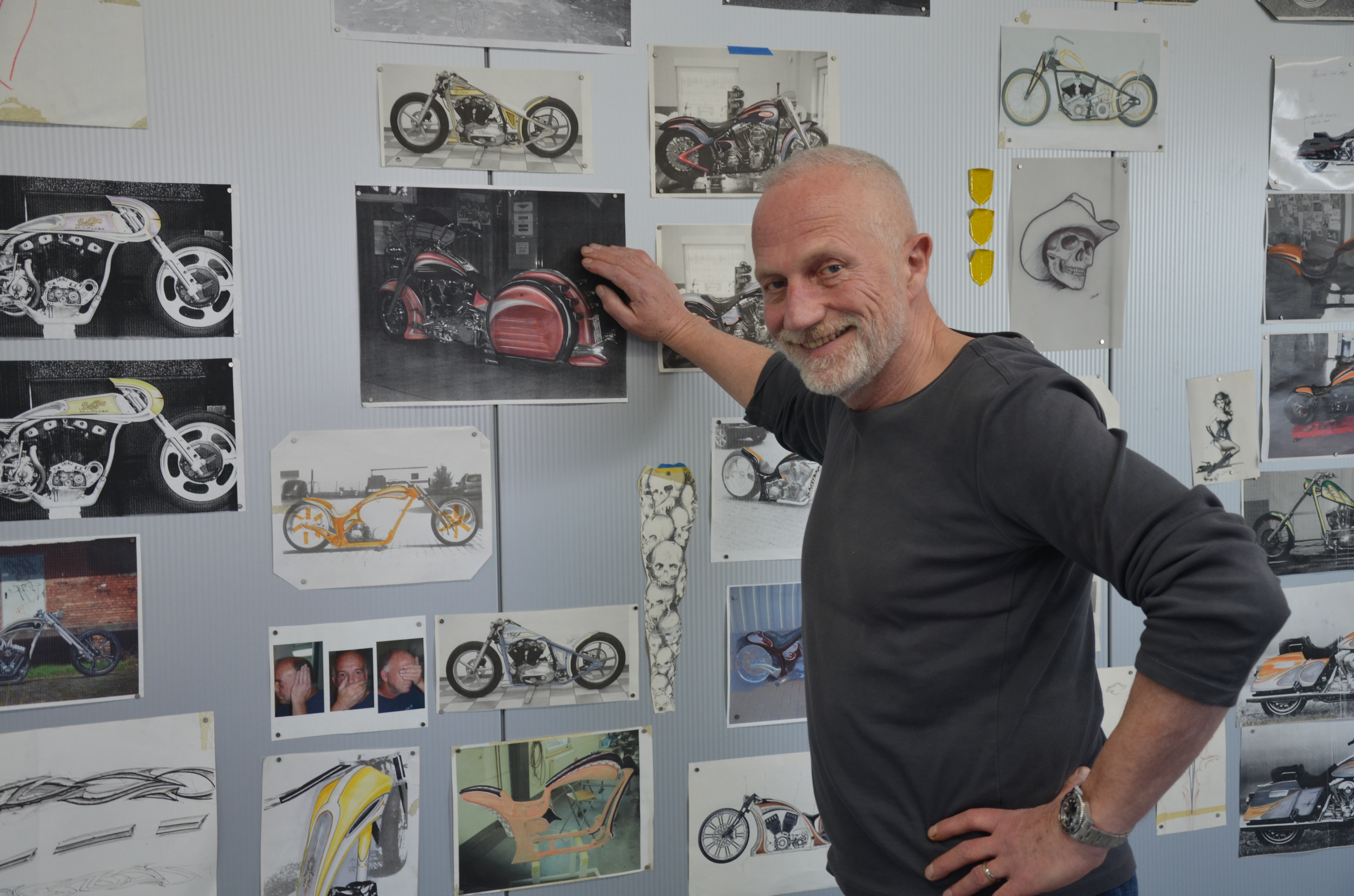 Ingo Kruse vor den Projekt-Zeichnungen und Bildern an der Lackierkabinen-Wand. Foto: © Jürgen Ulbrich