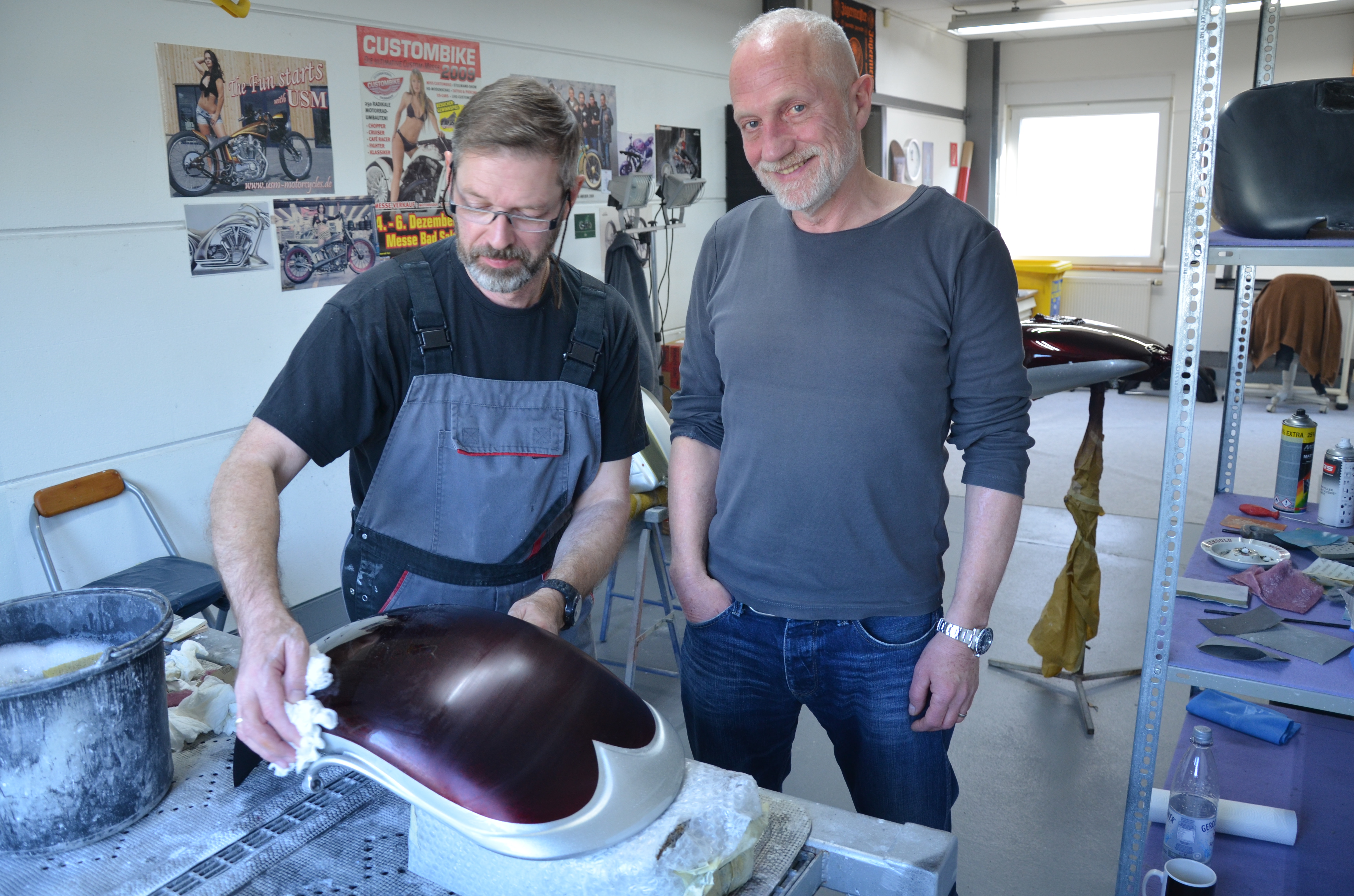 Ingo Kruse (r.) kann sich ganz auf seine spektakulären Entwürfe konzentrieren, Lackierer-Meister Ingo Berthold Drac übernimmt die Ausführung. Foto: © Jürgen Ulbrich