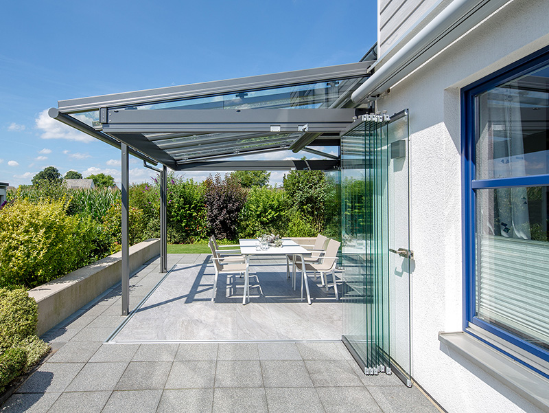 Dank der seitlich verschiebbaren Glaselemente ist die Terrasse schnell wieder komplett offen. Foto: © Solarlux